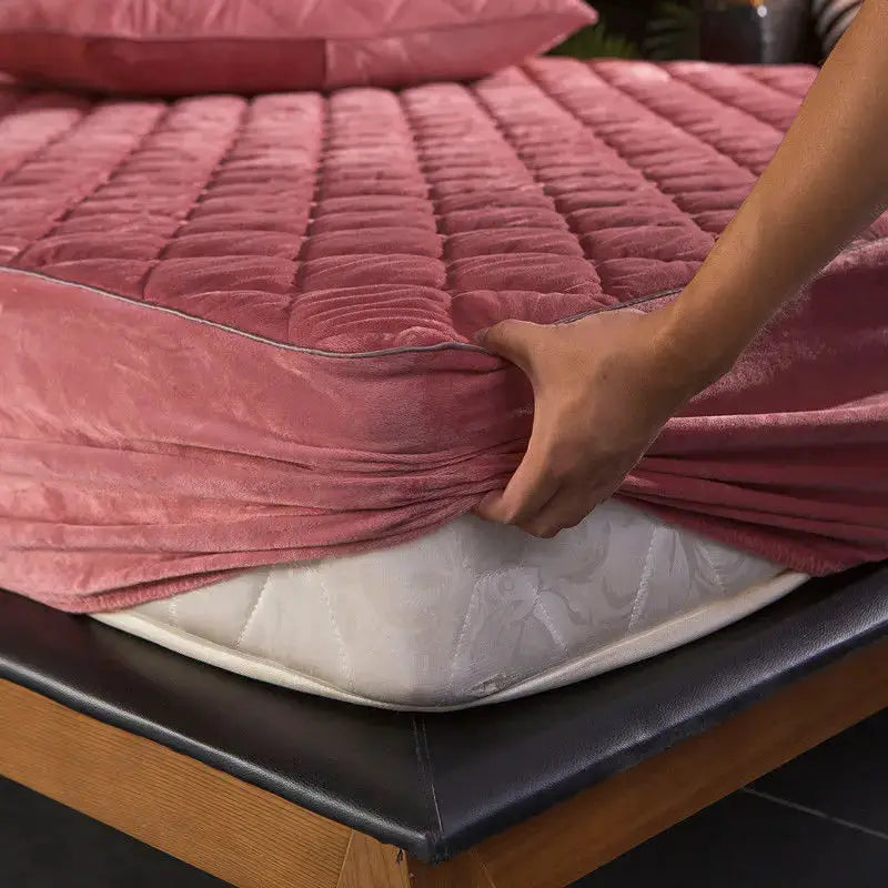 Plush thickened quilted pink crystal velvet mattress cover by Simples Market, fitted over a mattress