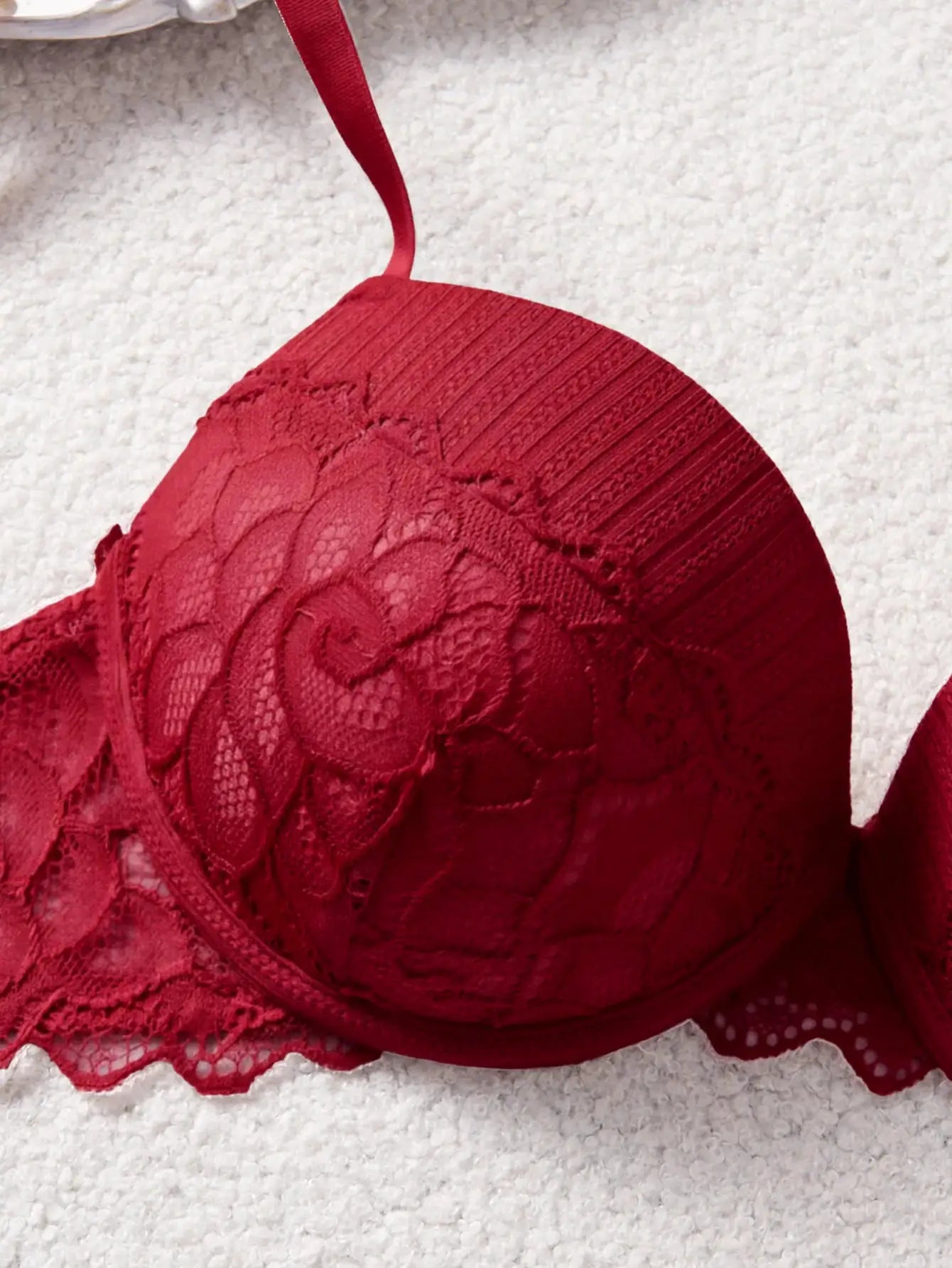 Red lace bra by Simples Market with floral pattern and scalloped edges