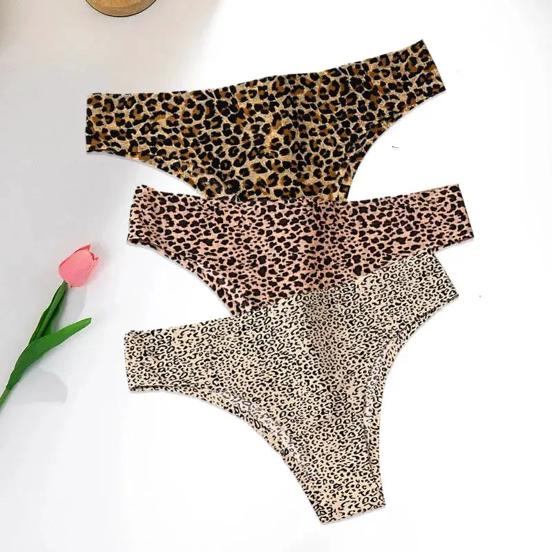 Thong underwear set: three leopard-print seamless thongs in brown, pink, and beige by Simples Market WarmSteps.