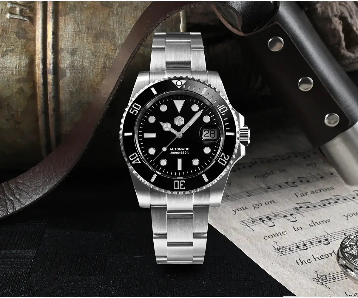 San Martin 40mm diver watch with stainless steel bracelet, black dial, date window, 200m water resistance