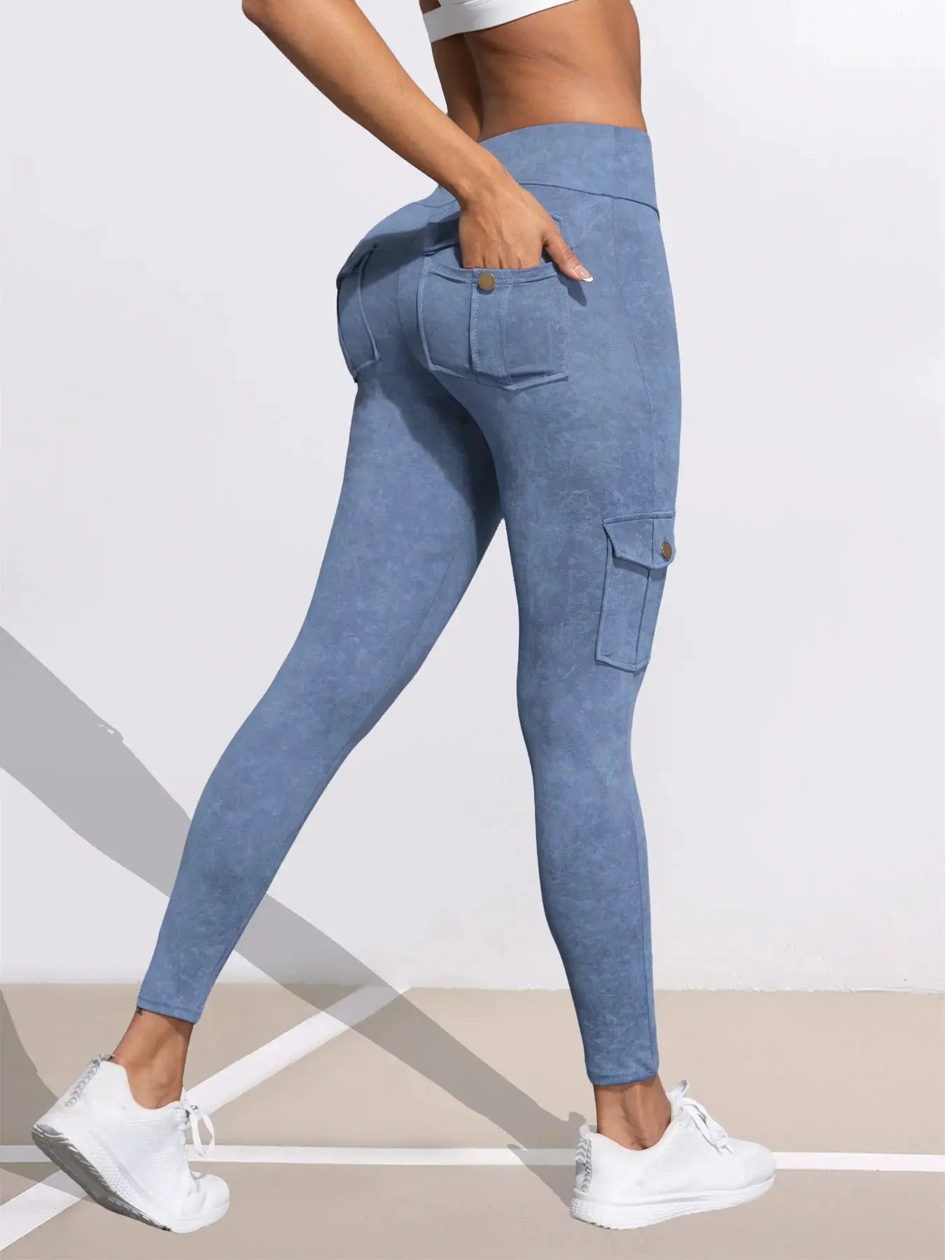 Leggings by Simples Market in washed blue with thigh cargo pocket, stretchy athletic fit
