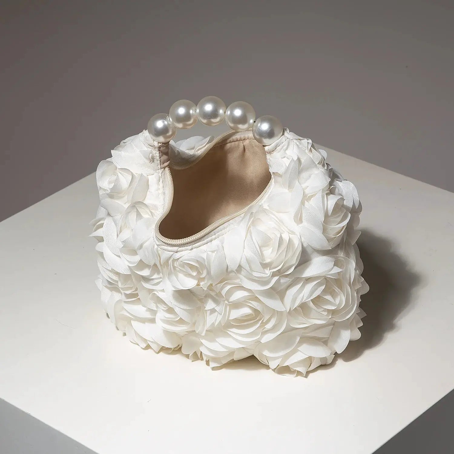 Cartera de mano para mujer blanca con flores de pétalos y asa de perlas; Simples Market Pearl Bag