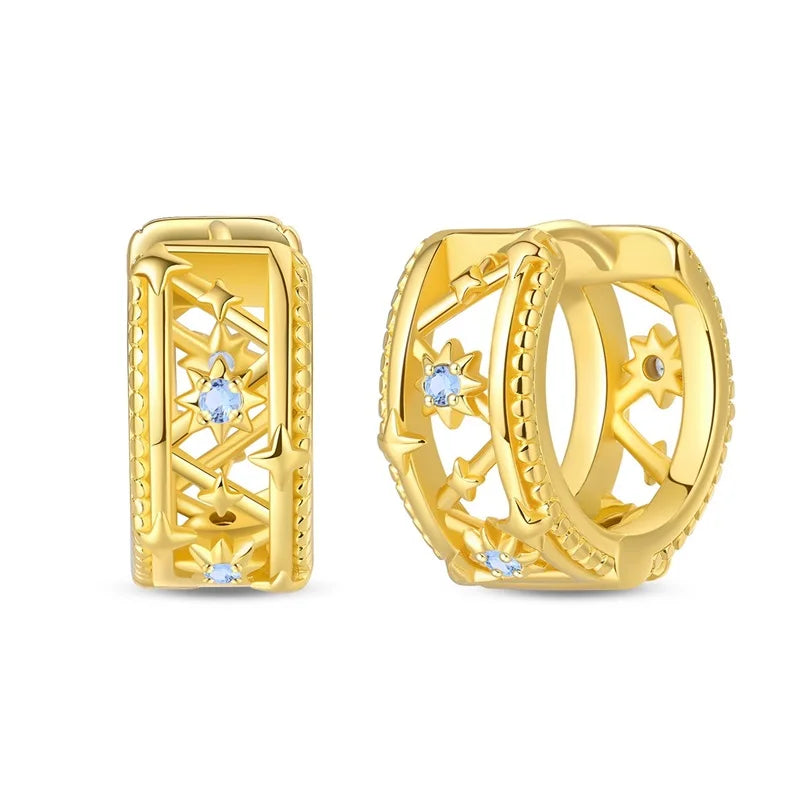 Gold-tone hoop earrings with star motifs and blue crystals by Simples Market