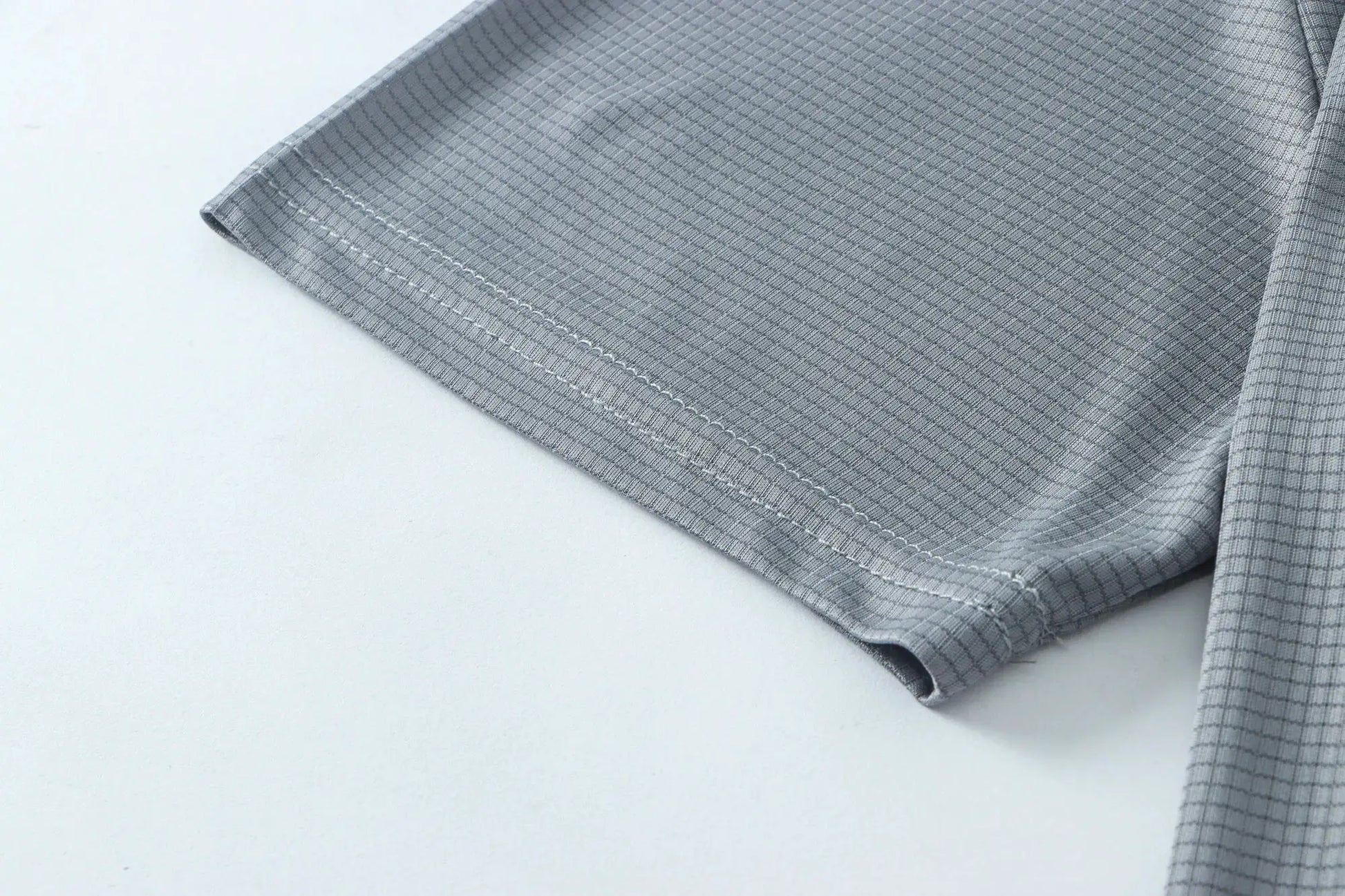 Men's quick-dry short-sleeve gym T-shirt, light gray grid pattern, lightweight fabric.