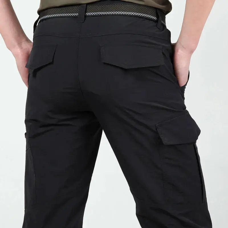 Simples Market men's tactical cargo pants, black, with rear flap pockets and side cargo pockets.