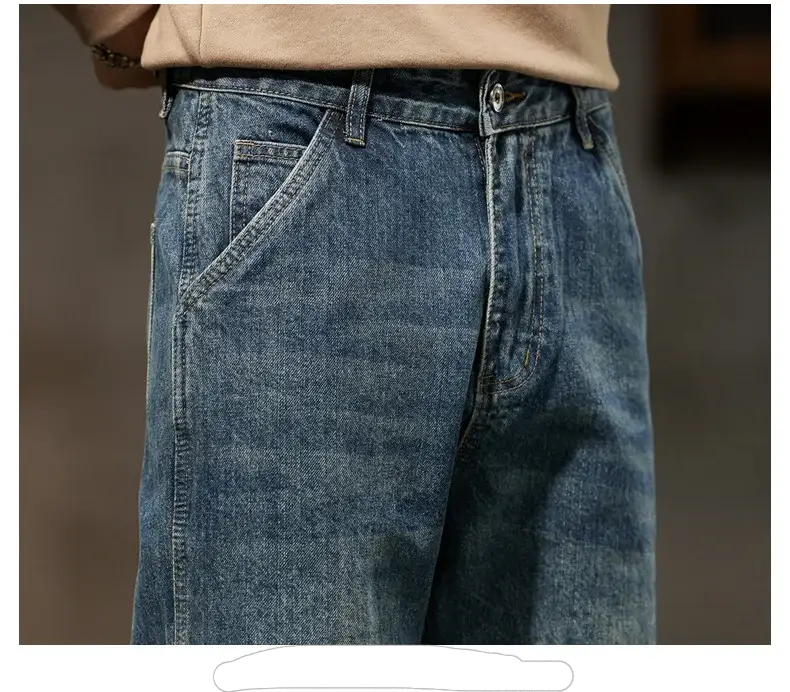 Men's denim jeans by Simples Market in blue, loose fit with belt loops and front pockets.