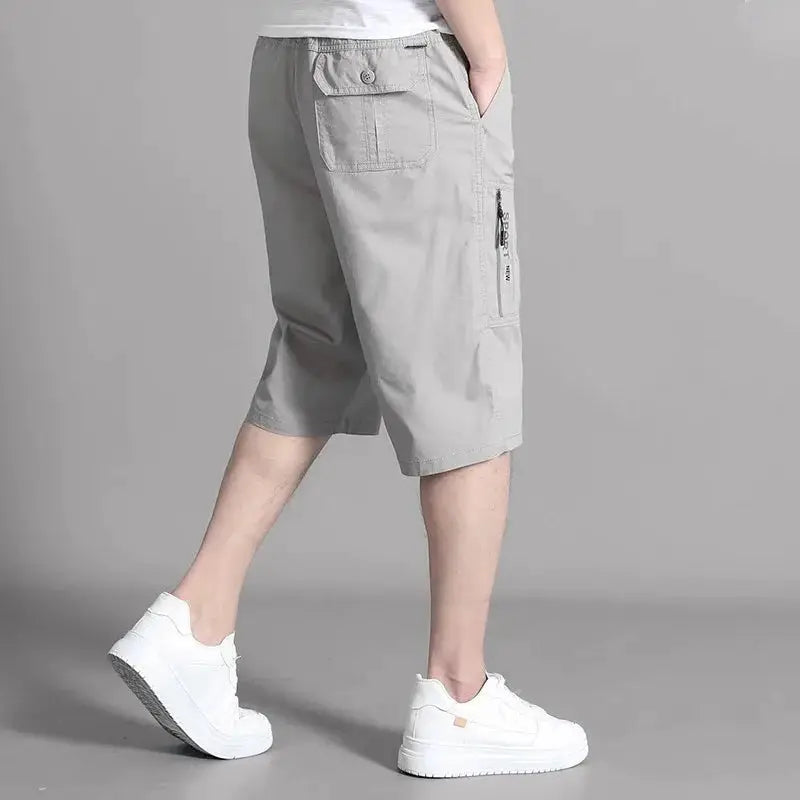Men's gray cargo shorts with knee-length cut, elastic waist, side zip pocket and back pocket, cotton casual wear