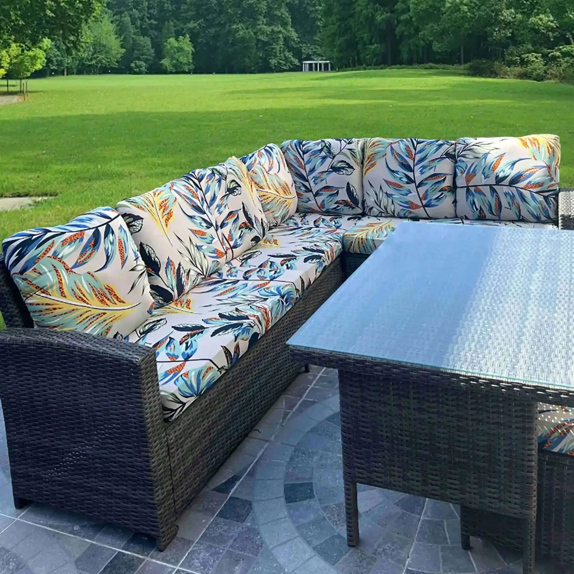 Outdoor tropical print sofa cushion covers by Simples Market; non-slip, for wicker outdoor cushions.