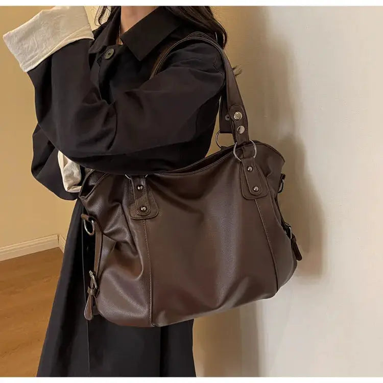 Shoulder bag in brown PU leather with top handles and zip pockets