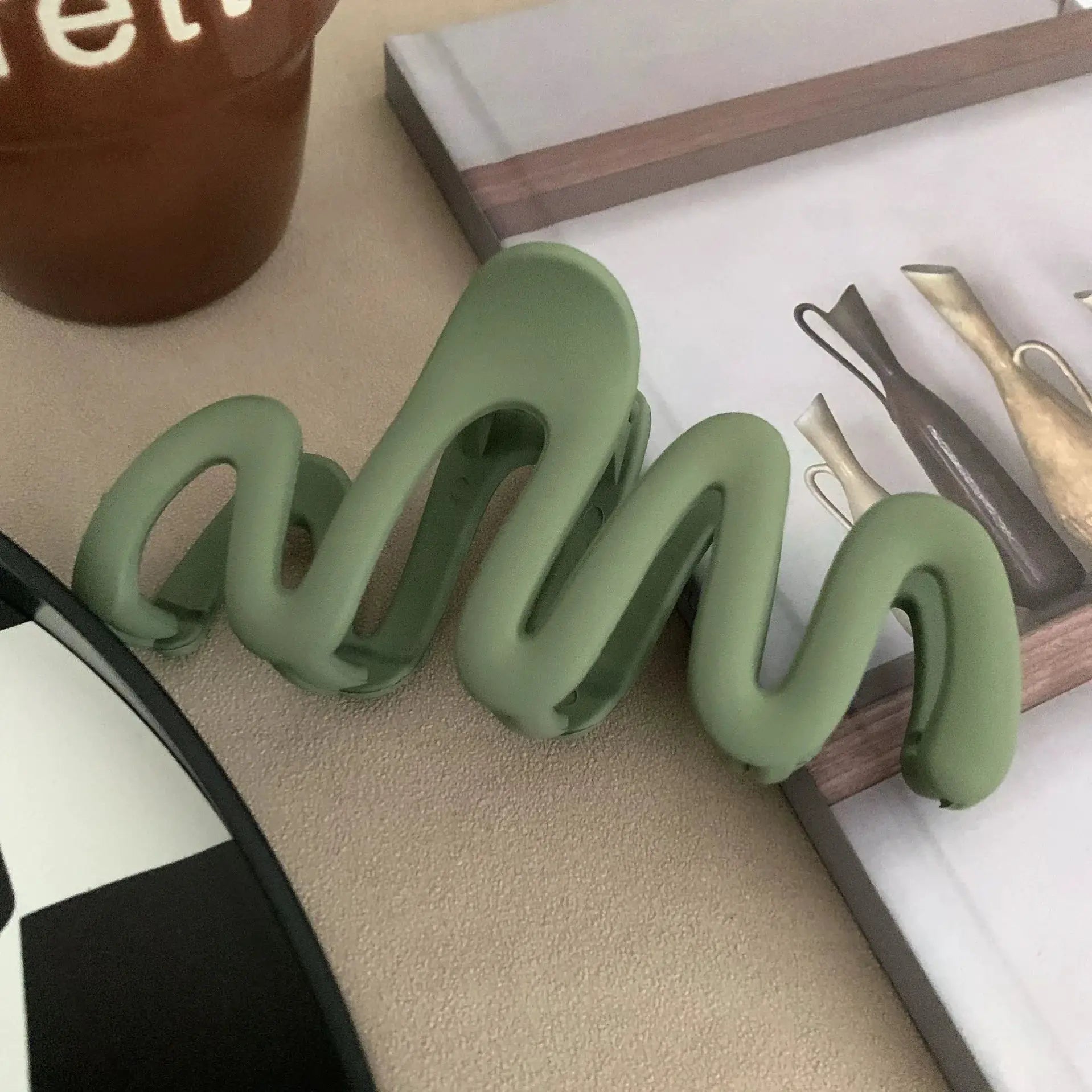 Trendy Matte Curve Hair Claw Clip Large Shark Crab Clip For Women With Secure Hold For Back Of Head Styles
