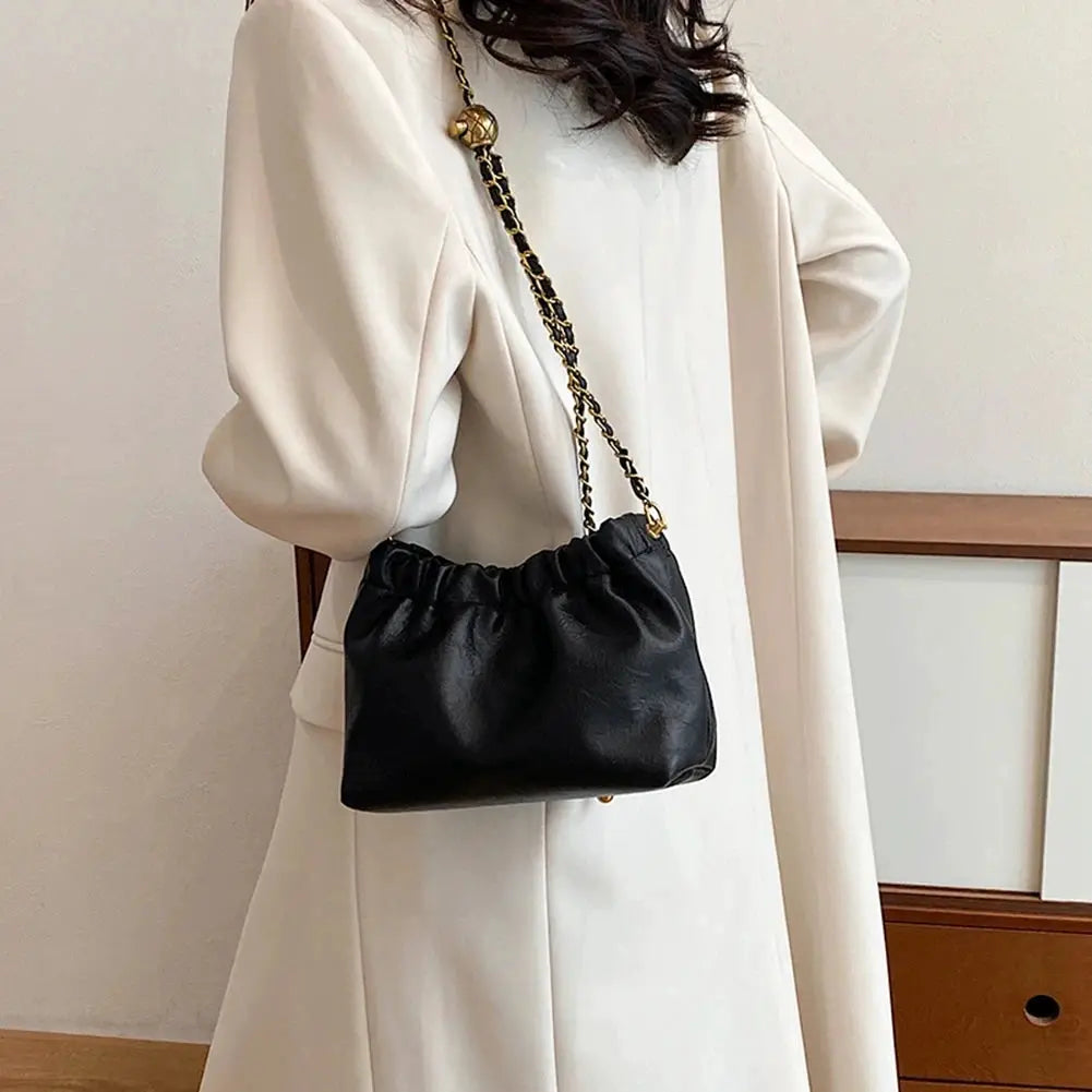 Women's chain-strap crossbody bag in black leather by Simples Market