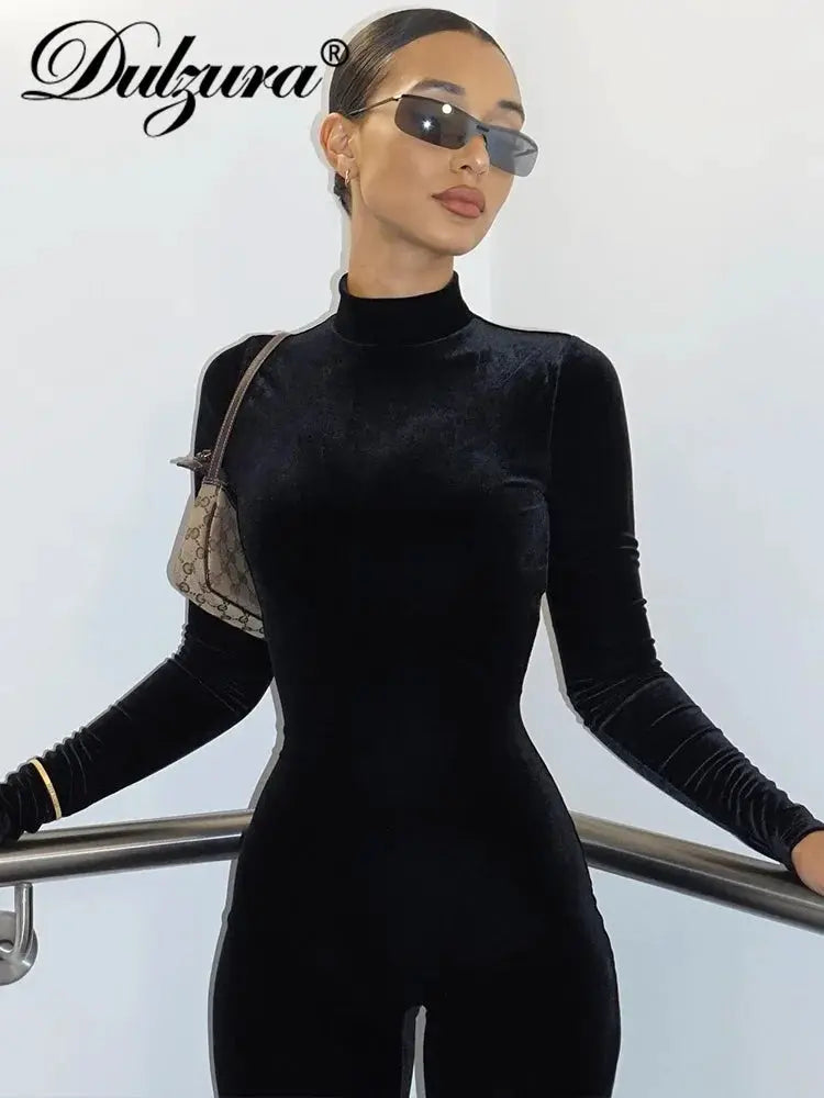 Dulzura velvet long-sleeve bodycon jumpsuit in black by Simples Market, Y2K streetwear.