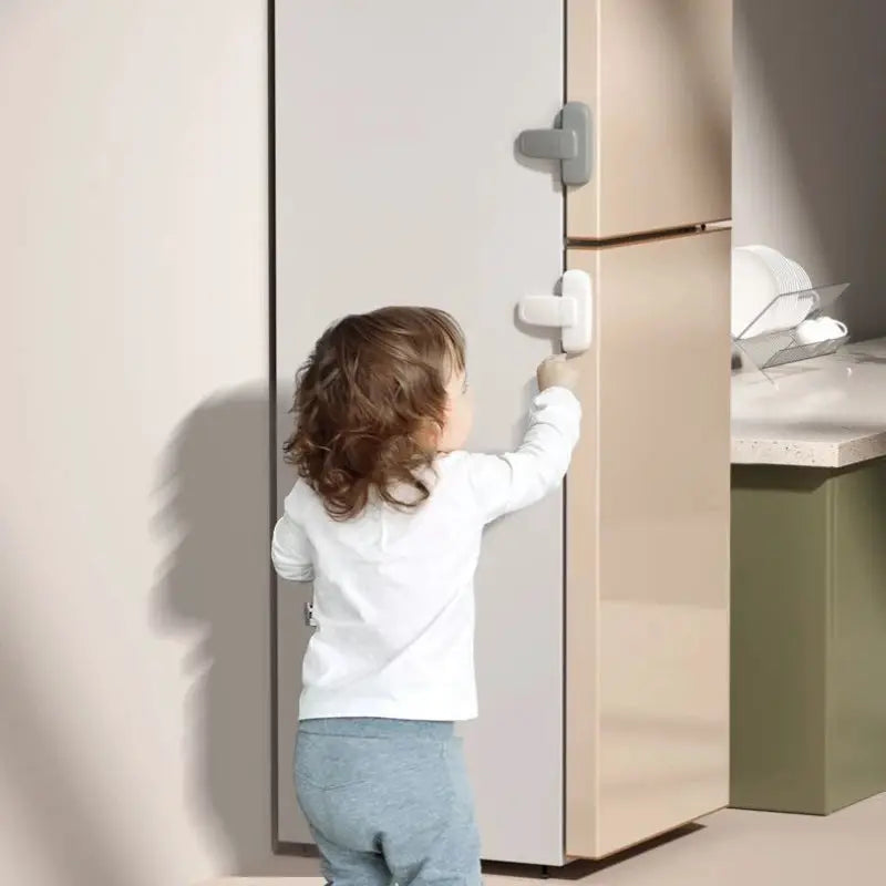 Child safety lock for refrigerator doors, gray anti-pinching clip by Simples Market, 1 piece