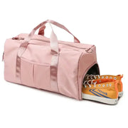Simples Market pink gym bag with dry-wet separation and large capacity; orange sneakers visible at the end.