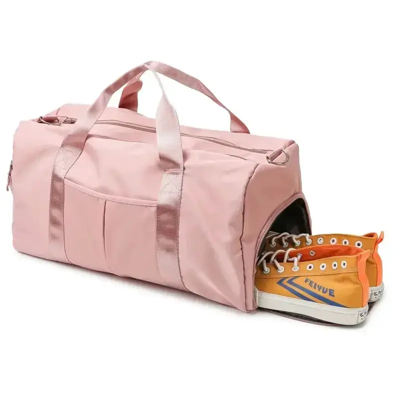 Simples Market pink gym bag with dry-wet separation and large capacity; orange sneakers visible at the end.