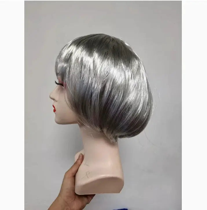 Short bob wig, silver-gray synthetic by Simples Market for cosplay or daily wear.