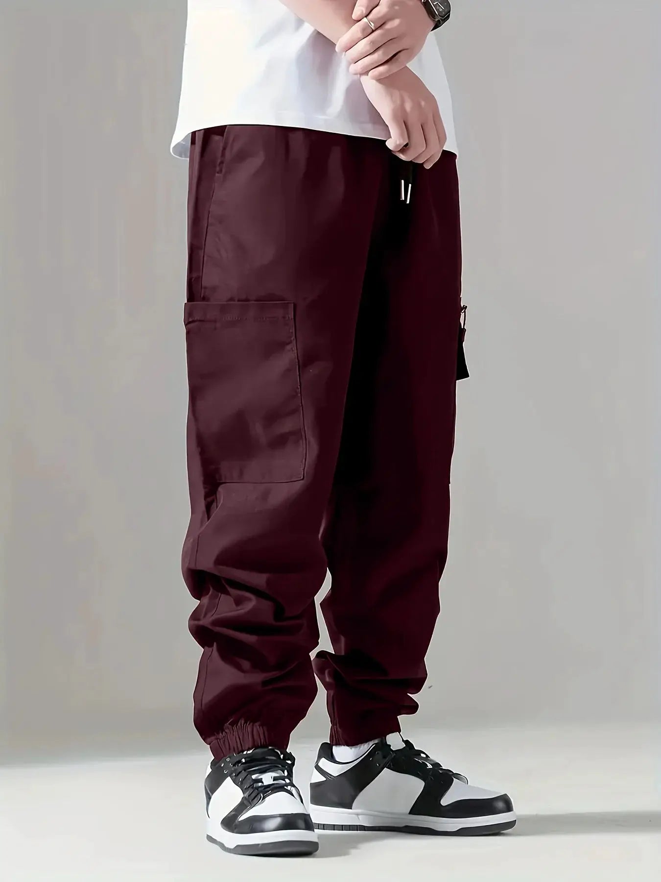 Men's cargo pants by Simples Market in burgundy, lightweight, multi-pocket design with elastic cuffs.