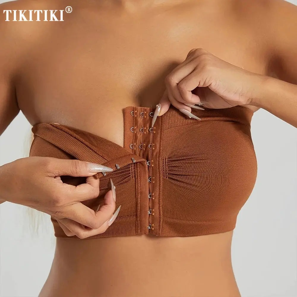Women's plus-size strapless front-closure bandeau bra by Simples Market, seamless wireless bralette in brown.