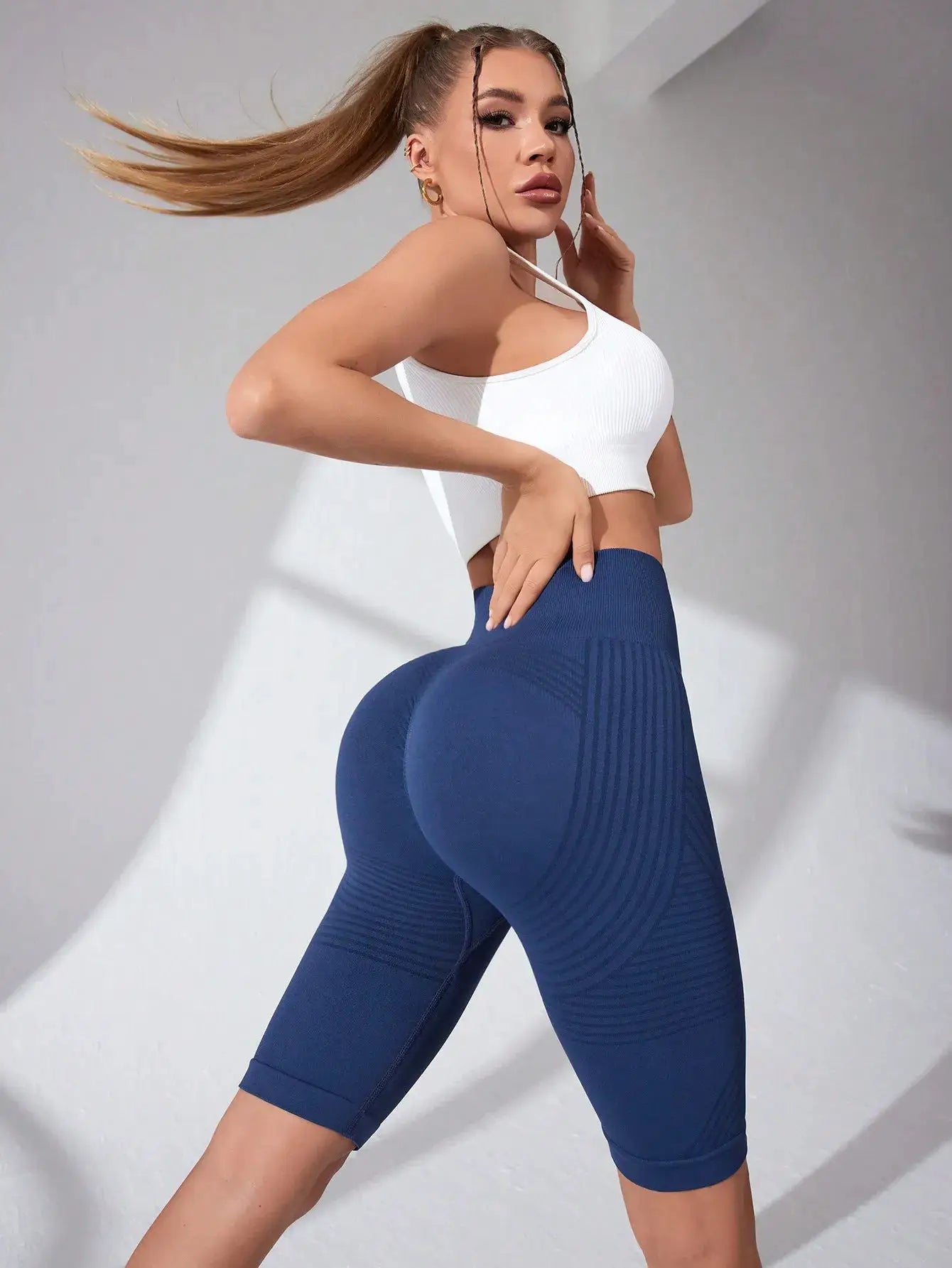 High-waisted seamless yoga shorts for women in blue with ribbed side panels for hip lift; Simples Market