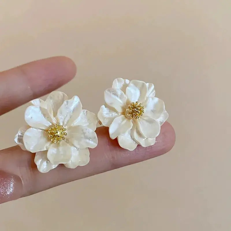 White Acrylic Flower Stud Earrings Folded Floral Design Korean Fashion Sweet Petal Irregular Female Jewelry 2025 New