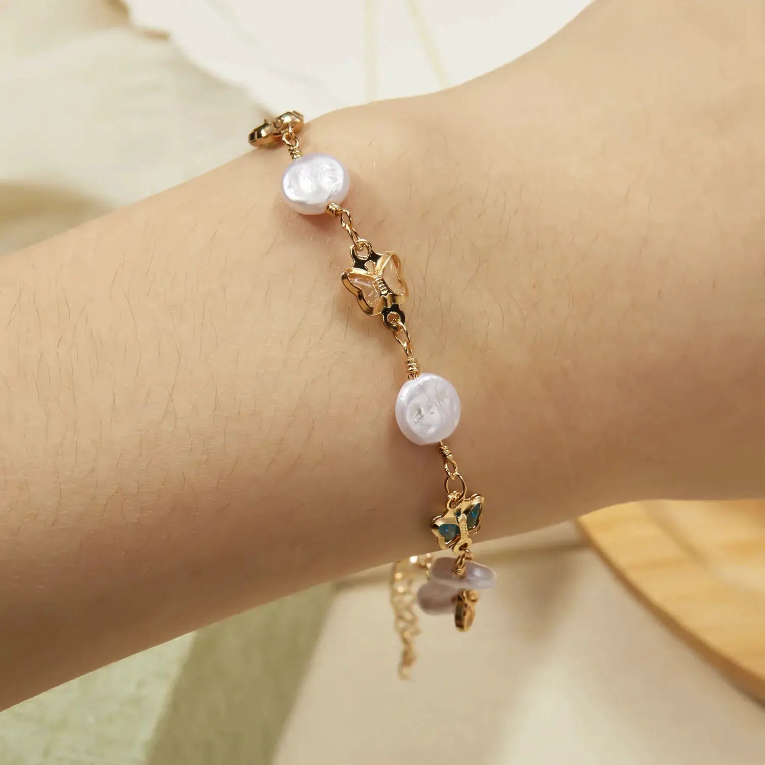 Sweet Daisy Flower Bracelet by Simples Market; gold-tone chain with white pearl beads and a daisy charm