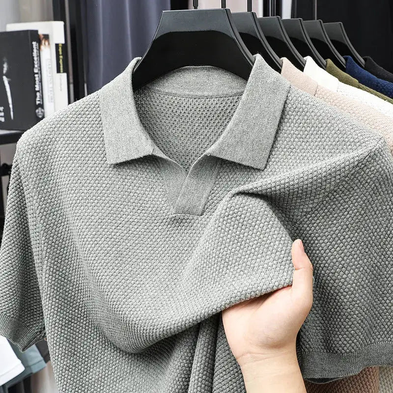 Simples Market men's 100% cotton short-sleeve polo shirt, gray knitted texture on hanger.