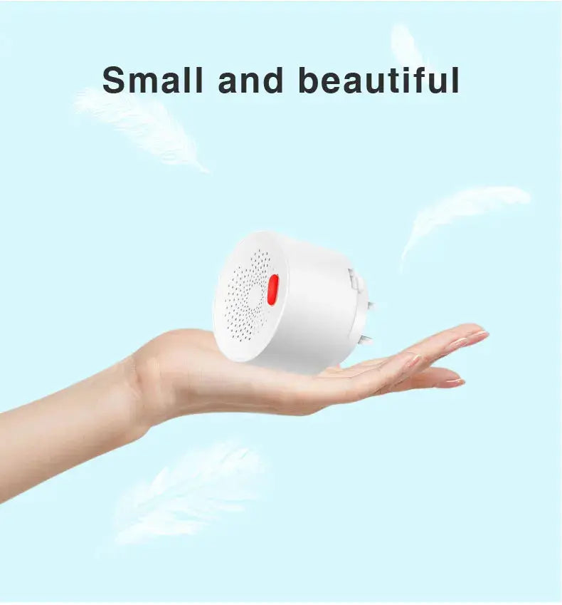 Simples Market Tuya smart natural gas/LPG leak detector, white circular sensor with red button held in hand