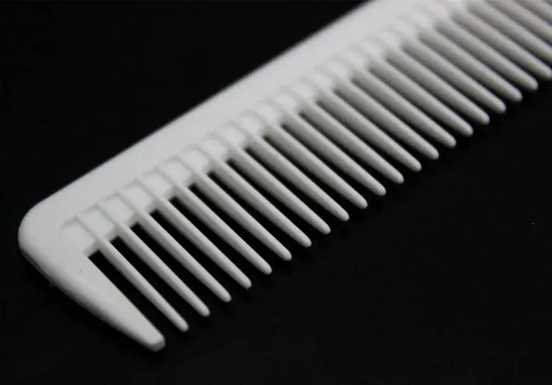 Professional barber comb by Simples Market, white anti-static flat-head with fine teeth