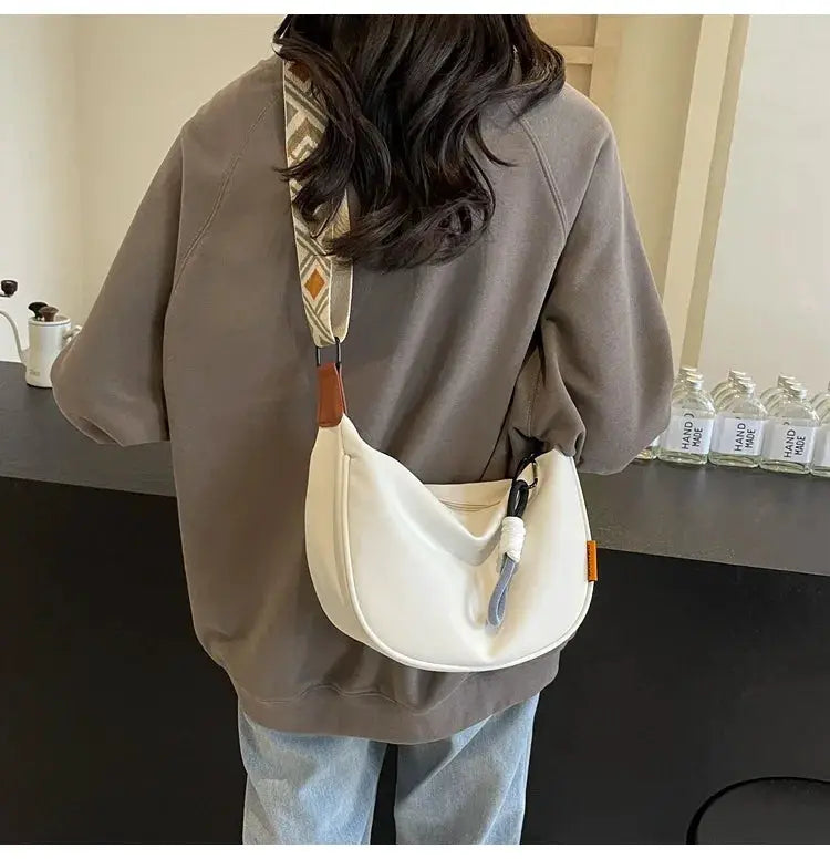 Dumpling crossbody bag in white with a wide geometric-pattern strap, Simples Market