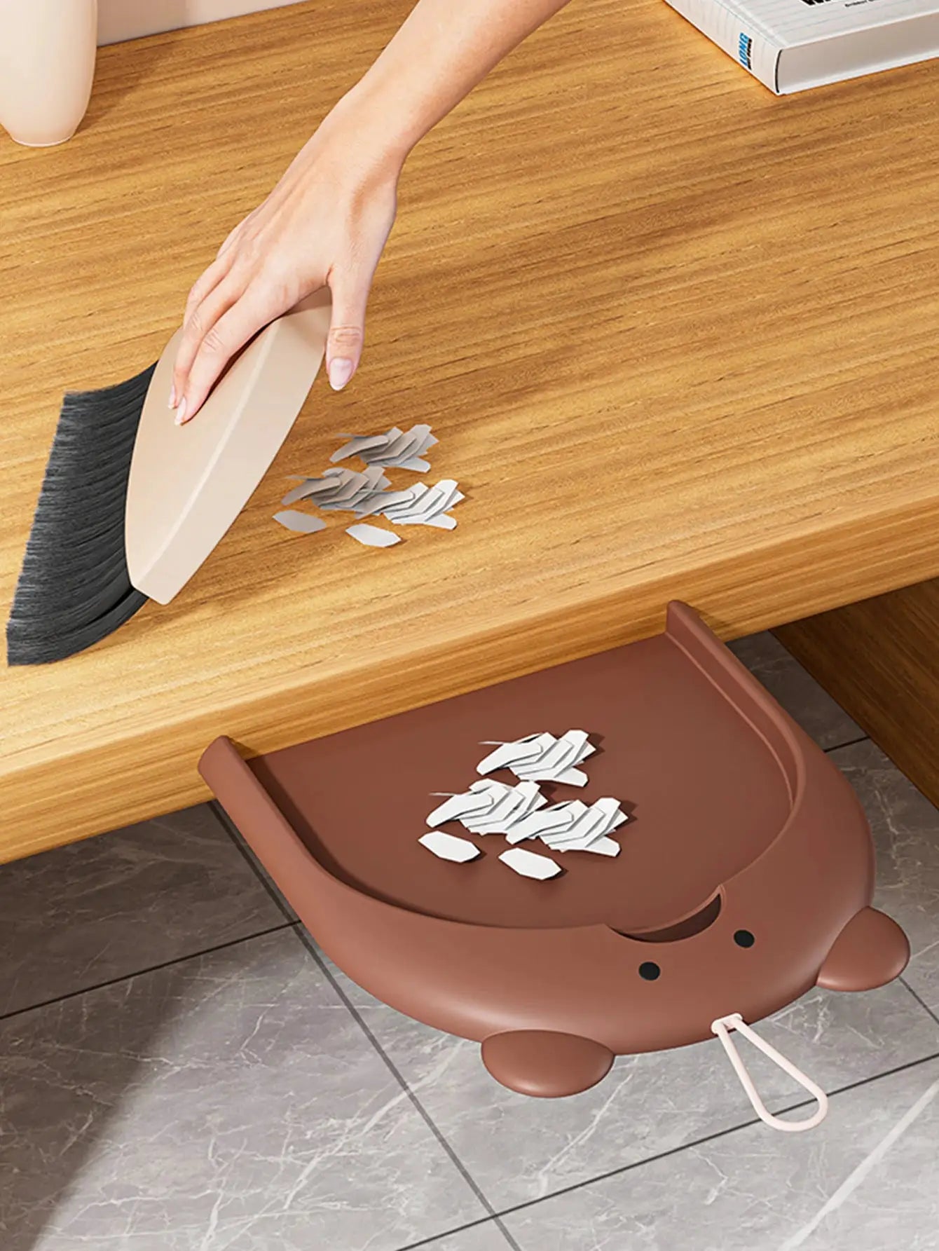 Small brown bear-shaped dustpan and brush set, foldable, Simples Market