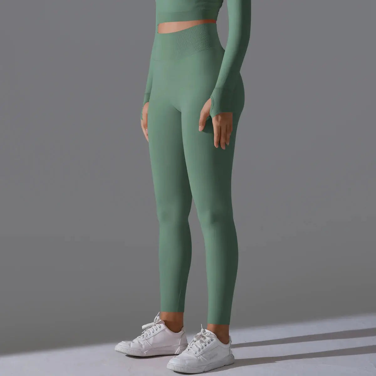 Women's seamless yoga leggings by Simples Market in green with high-waist tummy control, scrunch butt and stretchy fabric
