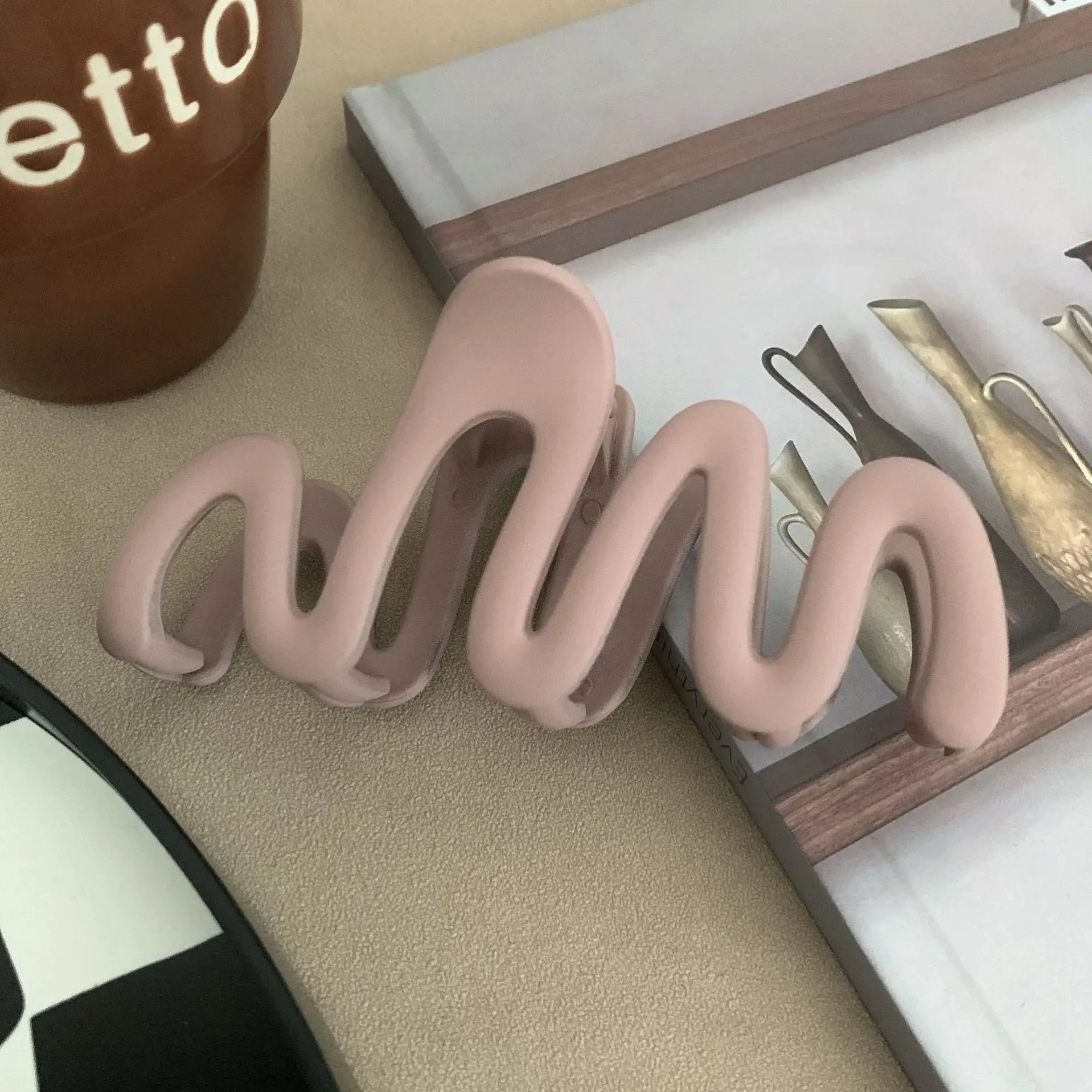 Trendy Matte Curve Hair Claw Clip Large Shark Crab Clip For Women With Secure Hold For Back Of Head Styles