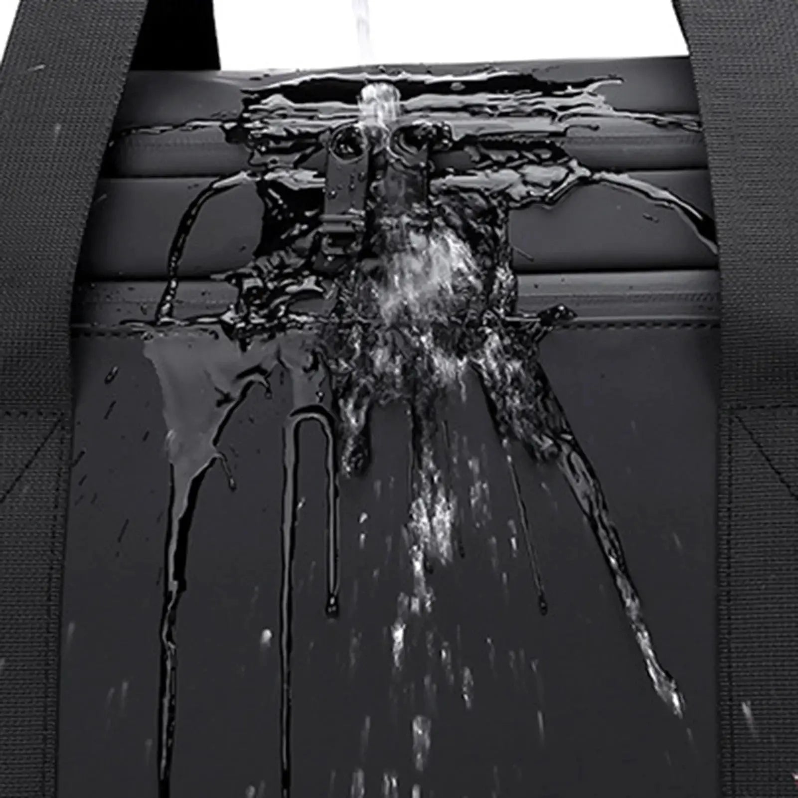 Simples Market large-capacity travel tote bag in black with wide straps, water splashing on surface
