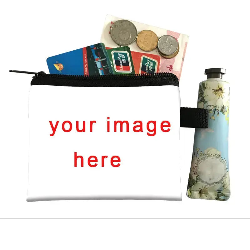 Simples Market coin purse with customizable image; white pouch, red placeholder text, black zipper, coins/cards visible.