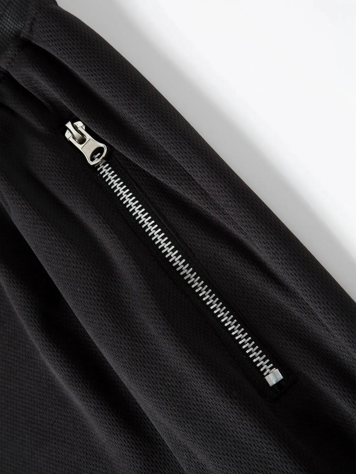 Men's black mesh quick-dry gym shorts by Simples Market with silver zipper detail