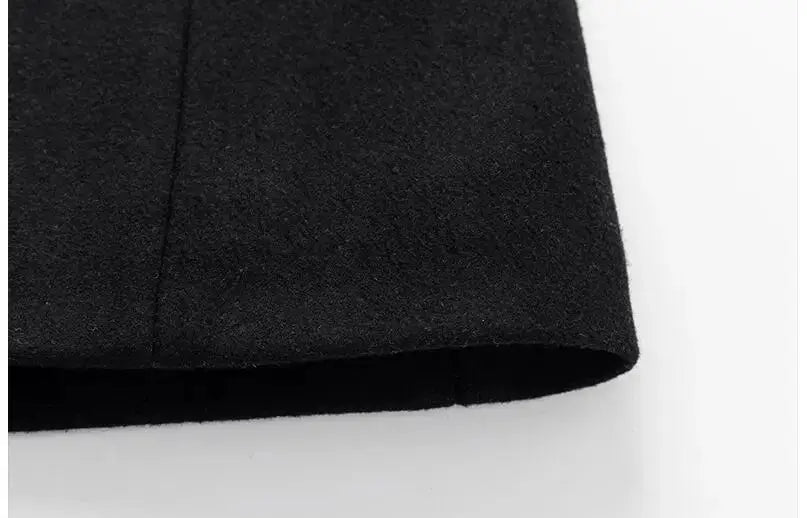 Men's black wool-blend trench coat hem close-up, Simples Market winter overcoat.