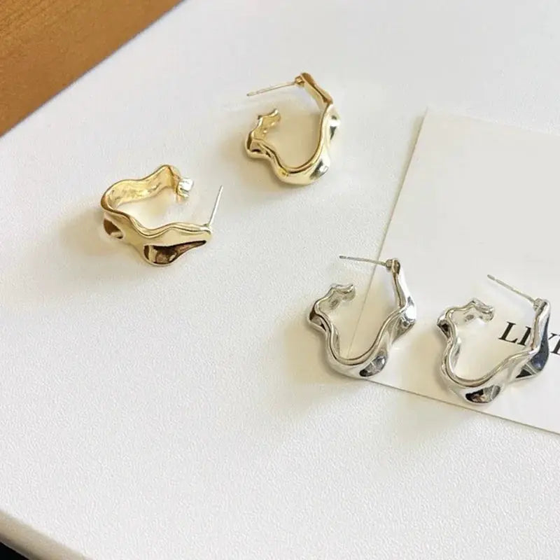 Simples Market four-piece irregular hoop earrings in gold-tone and silver-tone metal
