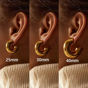 Simples Market gold-plated stainless steel chunky hoop earrings, C-shaped round hoops, in 25mm, 30mm and 40mm sizes.