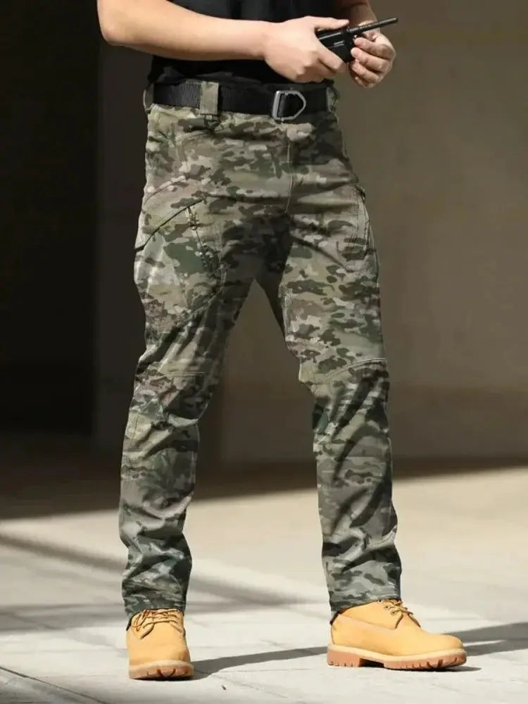 Simples Market men's camouflage cargo pants with multiple pockets, tactical military style