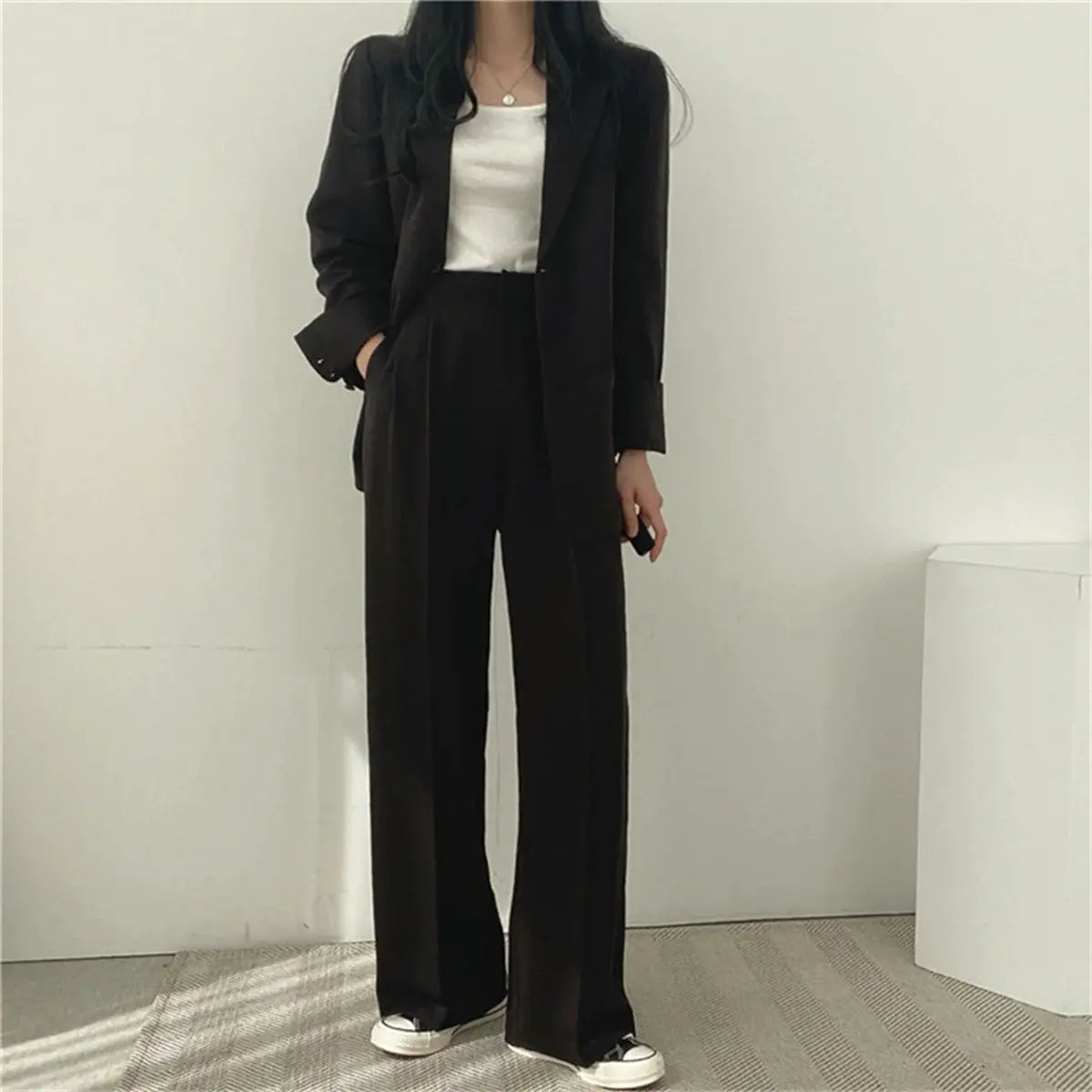 Simples Market women's black blazer and wide-leg pants suit set for elegant office wear.