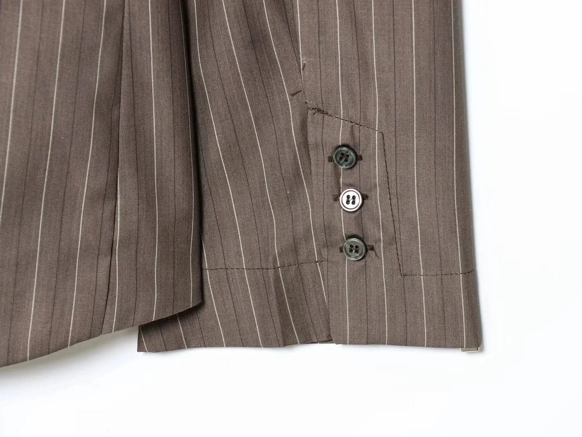 KONDALA brown pinstripe blazer sleeve with four cuff buttons, Simples Market