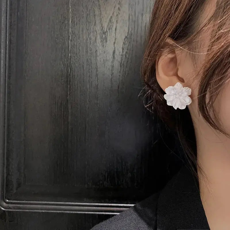 White camellia flower stud earring for women by Simples Market