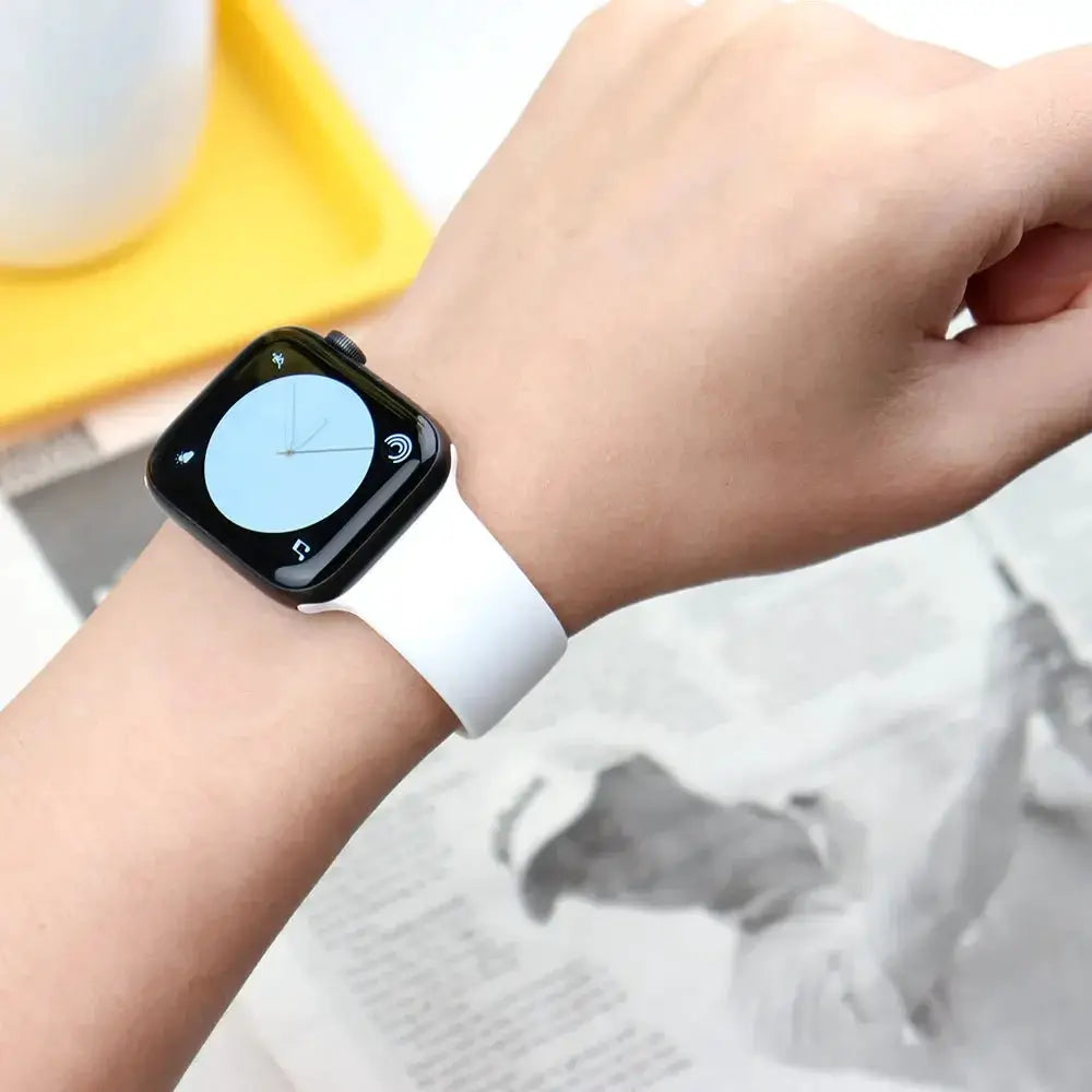 Simples Market silicone Apple Watch band in white, compatible with 38–49mm Series 3–9 Ultra 2