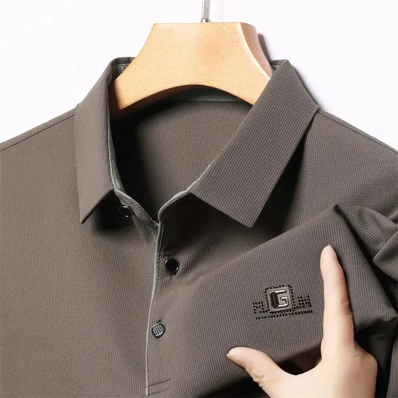 Simples Market men's short-sleeve polo shirt, dark charcoal textured knit with chest badge logo.