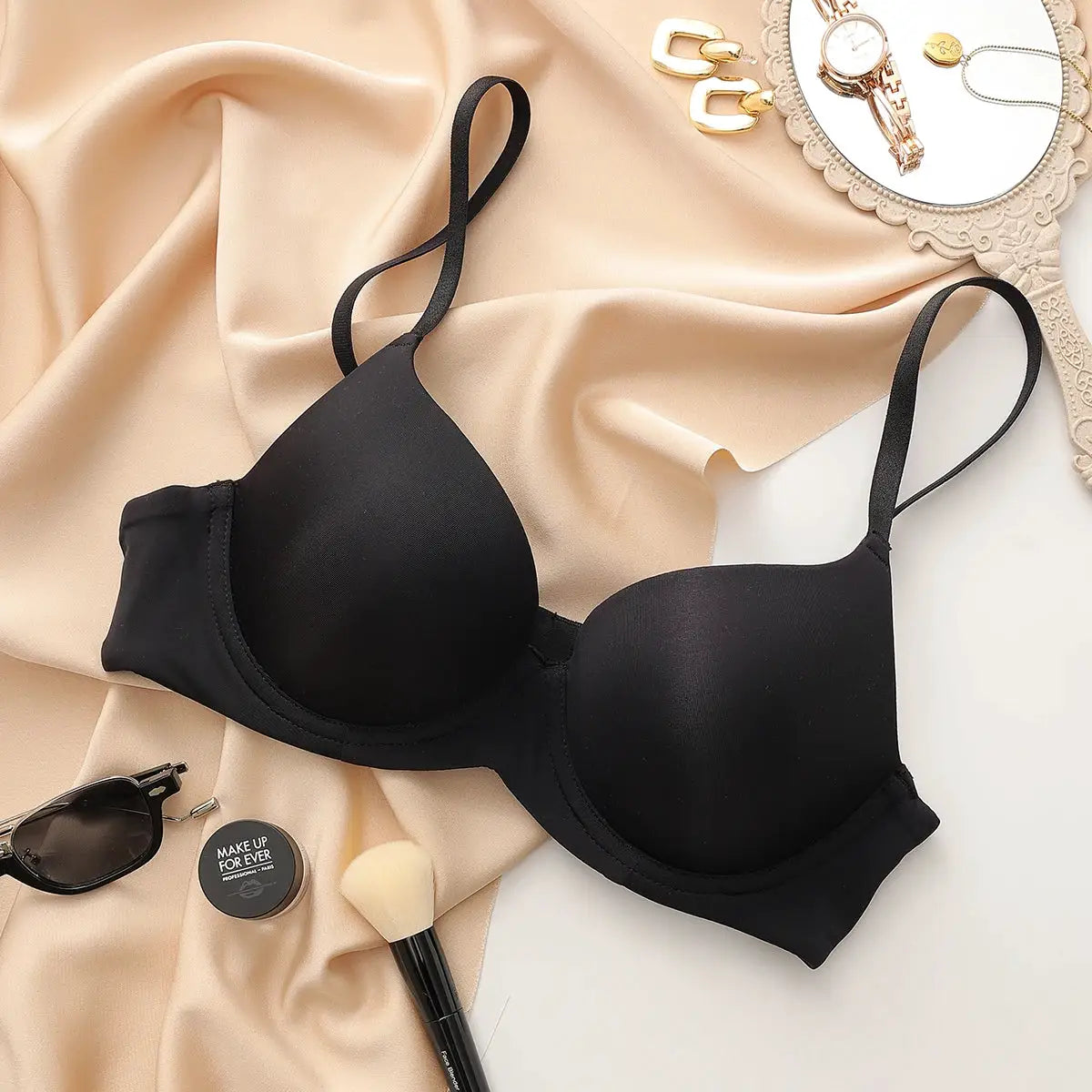 Plus size black seamless push-up bra by Simples Market.