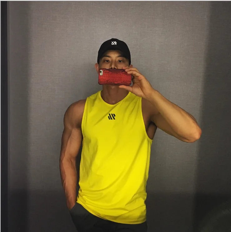 Men's bright yellow sleeveless bodybuilding tank top for gym workouts, Simples Market logo on chest.