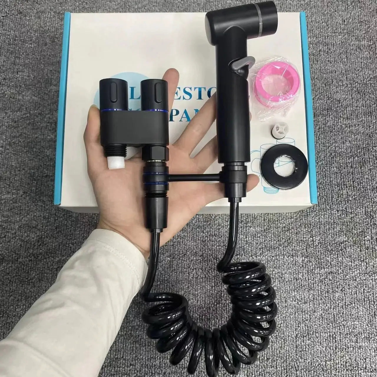 Simples Market black dual-nozzle toilet bidet sprayer with coiled hose and handheld spray gun.