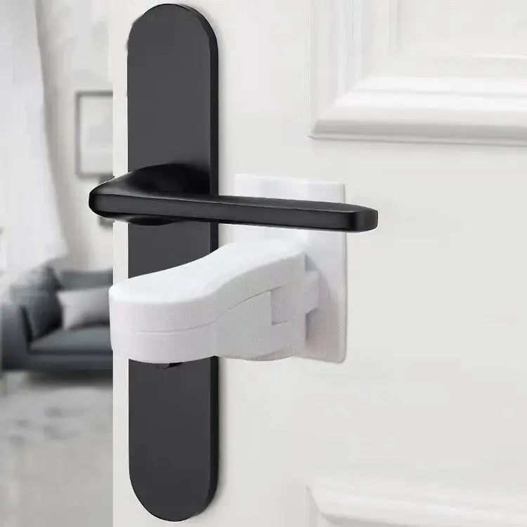 Simples Market universal door lever lock; white adhesive safety latch on door edge with a black lever handle.