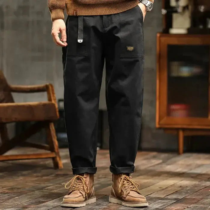 HIQOR men's loose-profile cargo pants in black with side pockets and rolled cuffs