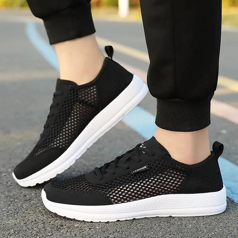 Simples Market men's mesh running shoes, pair of black breathable sneakers with white soles